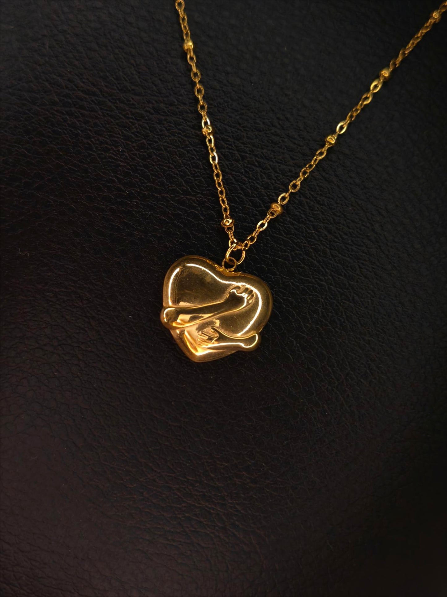 HEART CUDDLES NECKLACE