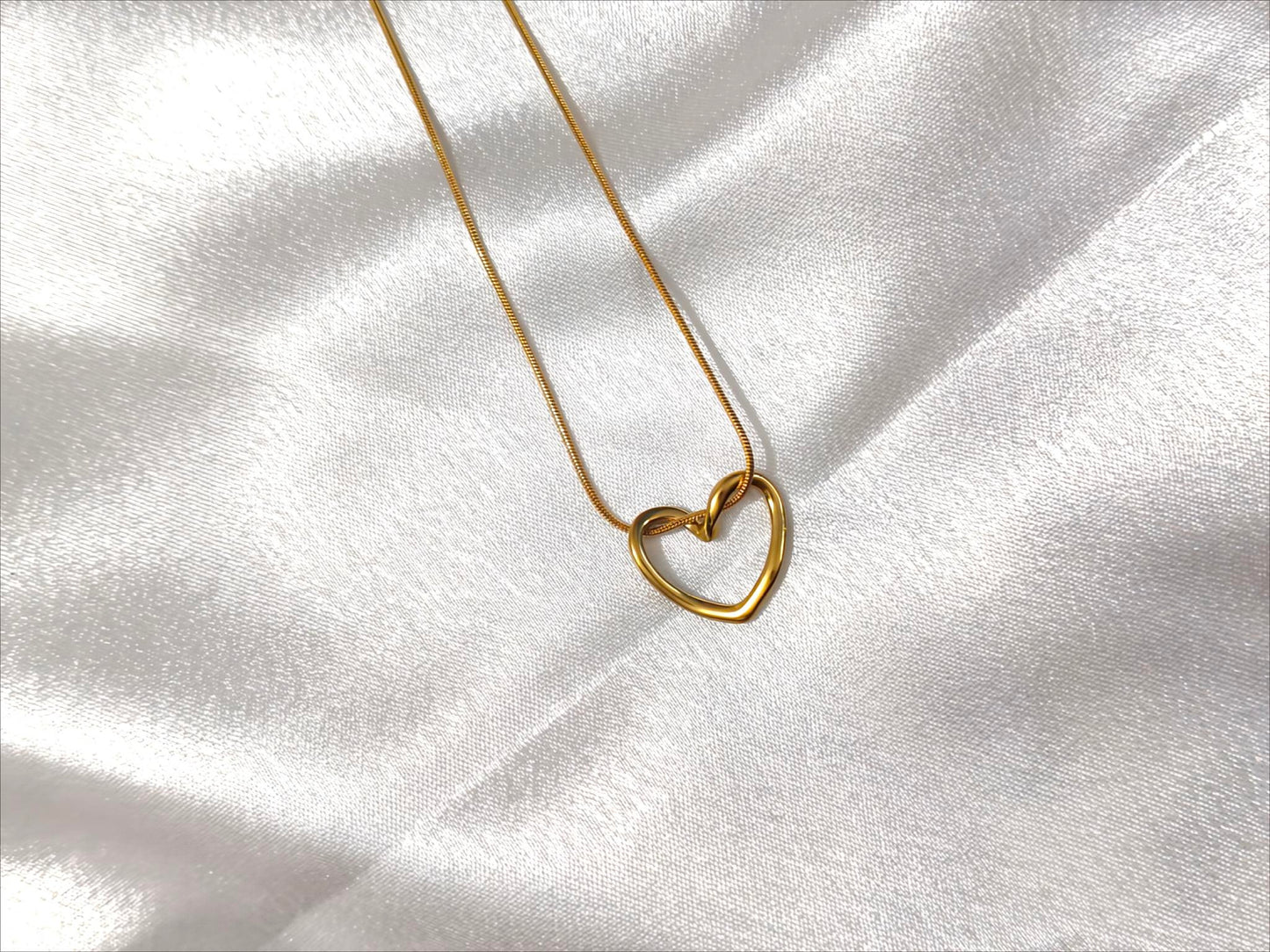 GOLDEN HEART NECKLACE